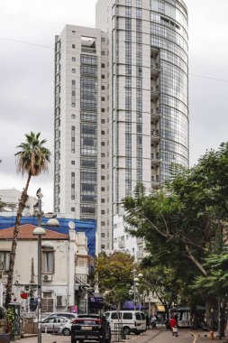 Tel Aviv, İsrail Sahildeki yüksek bir konut binası.