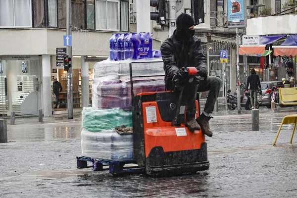 Tel Aviv Israel Hombre Conduce Botellas Agua Bajo Lluvia Mientras — Foto de Stock