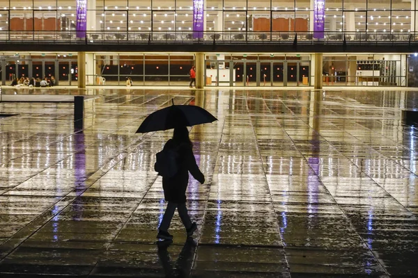 Tel Aviv Israel Una Persona Caminando Bajo Lluvia Plaza Bima — Foto de Stock