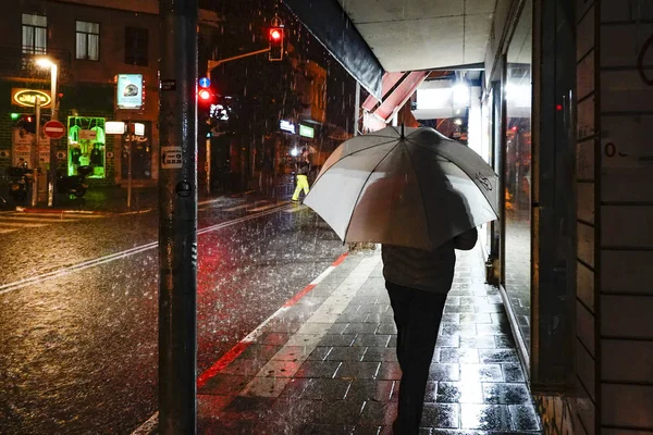 Tel Aviv Israel Pedestre Com Guarda Chuva Uma Chuva Pesada — Fotografia de Stock