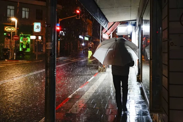 Tel Aviv Israel Pedestre Com Guarda Chuva Uma Chuva Pesada — Fotografia de Stock