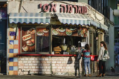 Tel Aviv, İsrail Tahta kaldırımda bir büfe.