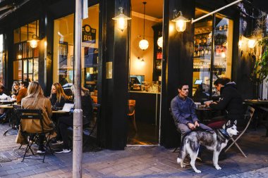 Tel Aviv, İsrail Açık bir kafede oturan insanlar.