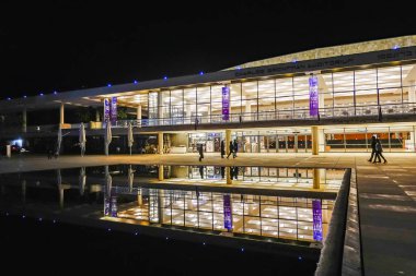 Tel Aviv, İsrail. Habima Meydanı 'ndaki Charles Bronfman konser salonunun önünde yürüyen insanlar..