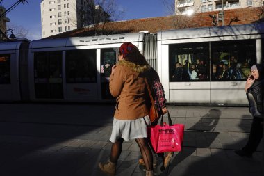 Kudüs, İsrail Alışverişçileri ve yayalar Jaffa caddesinde ve bir tramvayda