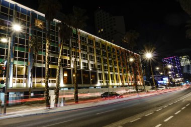 Tel Aviv, İsrail Geceleri sahil yolu ve Dan Aviv Oteli.
