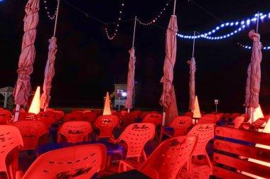 Tel Aviv, İsrail Sandalyeleri geceleri kumsalda sıraya dizildi..