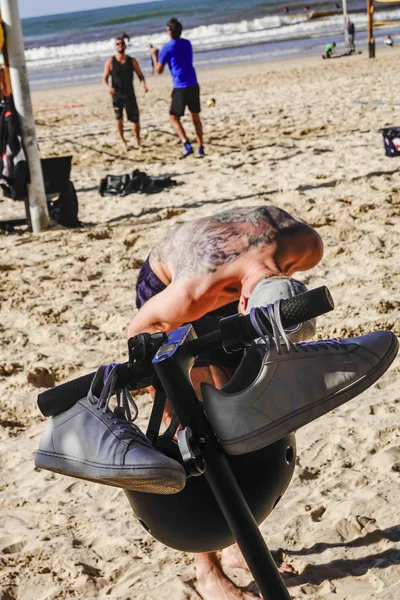 Tel Awiw Izrael Tottoed Człowiek Plaży Tenisówki Wiszące Skuterze Elektrycznym — Zdjęcie stockowe