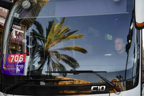 Tel Aviv Israel Conductor Autobús Turístico Reflejo Palmera Ventana Del — Foto de Stock