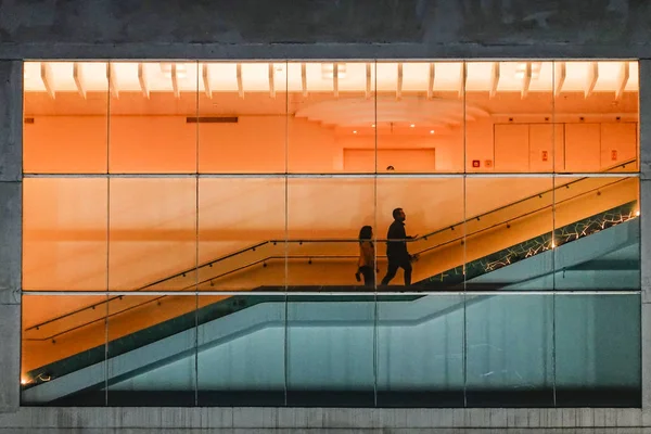 Tel Aviv Israel Pessoas Uma Escada Rolante Teatro Habima — Fotografia de Stock