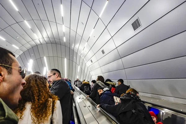 Jeruzalem Israël Mensen Een Roltrap Het Treinstation Van Jeruzalem — Stockfoto