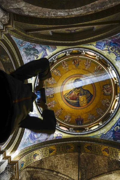Jerusalem Israel Ceiling Church Holy Sepulchre Man Photographing Cell Phone — 스톡 사진