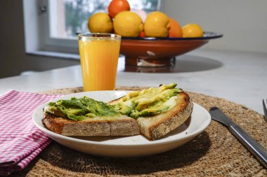 Avokado ve meyve suyu ile tost.