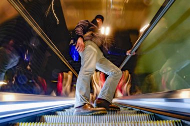 Tel Aviv, İsrail, Şehir merkezinde yürüyen merdivene binen bir adam.