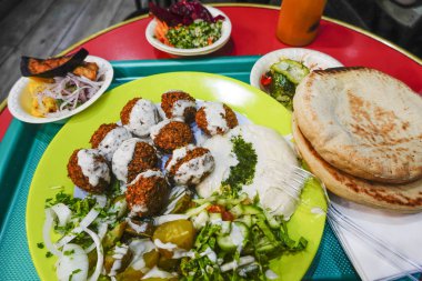 Tel Aviv, İsrail Falafel, Pita ekmeği ve salata.