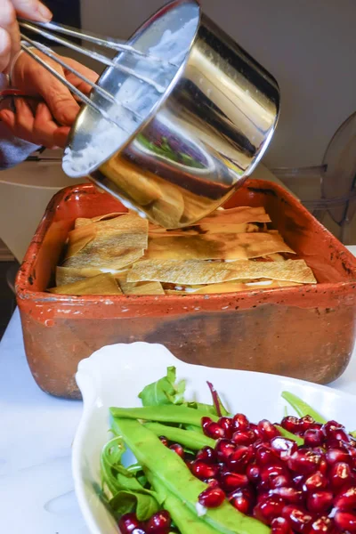 Beşamel Soslu Nar Salatalı Yapımı Vejetaryen Lazanya Yapıyorum — Stok fotoğraf