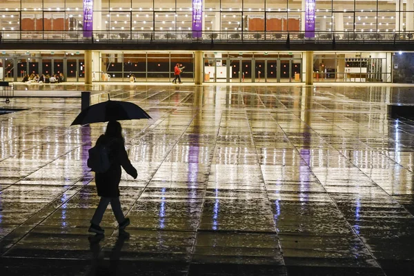 Tel Aviv Israël Une Personne Marche Sous Pluie Sur Place — Photo