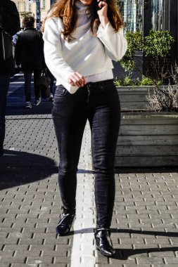 Tel Aviv, İsrail Eski Jaffa 'da beyaz bir çizgide yürüyen bir kadın