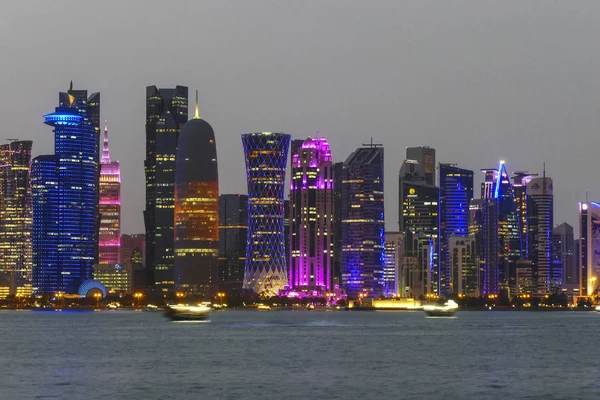 Досі Катар Скайлайн Західна Затока — стокове фото