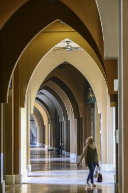 Doha, İnci Katar, süper seçkin bir mahalle, alışveriş merkezinde kemerler.