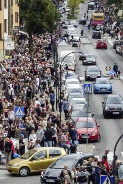 Stockholm, İsveç Aspudden. Yılda bir kez binlerce ziyaretçiyle iki kilometre uzunluğunda bit pazarı..