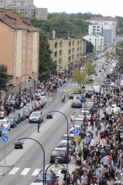Stockholm, İsveç Aspudden. Yılda bir kez binlerce ziyaretçiyle iki kilometre uzunluğunda bit pazarı..