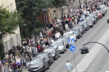 Stockholm, İsveç Aspudden. Yılda bir kez binlerce ziyaretçiyle iki kilometre uzunluğunda bit pazarı..