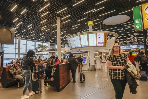 Пассажиры Амстердама Голландии Ждут Аэропорту Схипол — стоковое фото