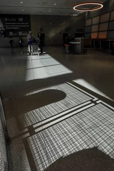 Βοστώνη Μασαχουσέτη Usa Επιβάτες Στην Αίθουσα Αφίξεων Στο Αεροδρόμιο Της — Φωτογραφία Αρχείου