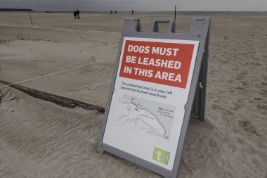 Crane Sahili, Massachusetts, Usa plajda köpeklerin nereye asılacağını bildiren bir tabela.