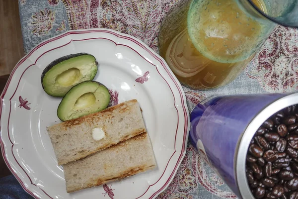 Concord Massachusetts Eua Uma Mesa Café Manhã Com Pão Abacate — Fotografia de Stock