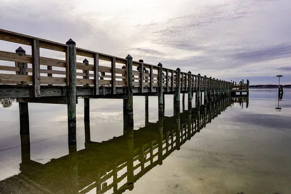 Solomons Maryland Usa Een Vrouw Wandelen Een Pier Patuxent Rivier — Stockfoto