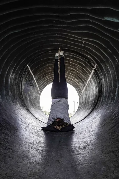 以色列特拉维夫一个女人在管子里做倒立 — 图库照片