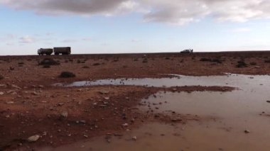 Marsa Matruh, Mısır 3 Ocak 2020 Sahra 'da park halindeki bir otoyolda bir kamyon geçiyor..