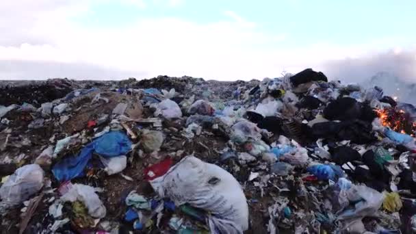 エジプトのマルサ マトゥルフ市内のゴミ捨て場を歩く — ストック動画