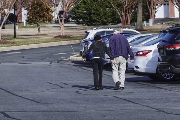 Baltimore Maryland Usa Couple Personnes Âgées Promène Dans Parking — Photo