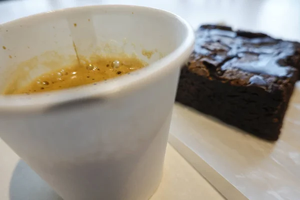 Uma Xícara Café Expresso Uma Xícara Papel Brownie Chocolate — Fotografia de Stock