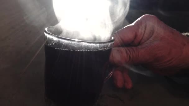 Kairó Egyiptom Egy Férfi Tart Egy Csésze Forró Párás Teát — Stock videók