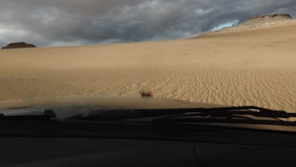 埃及锡瓦四轮驱动沙漠沙丘 — 图库视频影像