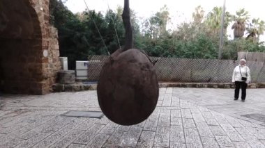 Tel Aviv, İsrail 20 Ocak 2020 Ran Morin tarafından eski Jaffa 'da askıya alınan ünlü Portakal Ağacı