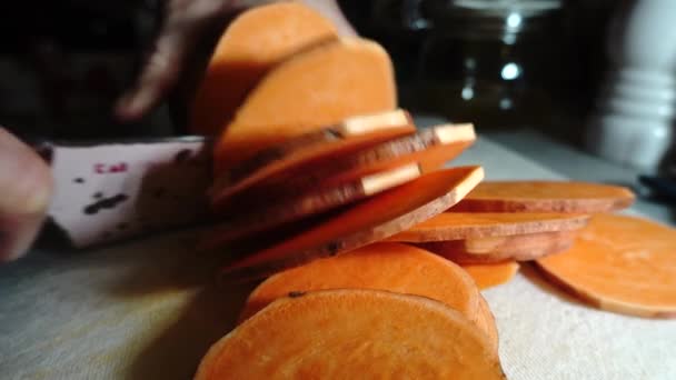 Une Personne Tranche Une Patate Douce Sur Une Planche Découper — Video