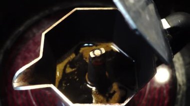 Espresso yapmak için damlatan bir kahve makinesi.