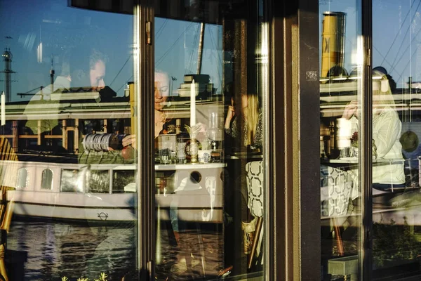 Estocolmo Suecia Personas Sentadas Restaurante Día Soleado Con Refelctions Barcos — Foto de Stock