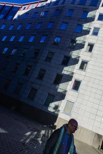 Estocolmo Suecia Los Peatones Barrio Liljeholmskajen Día Soleado —  Fotos de Stock