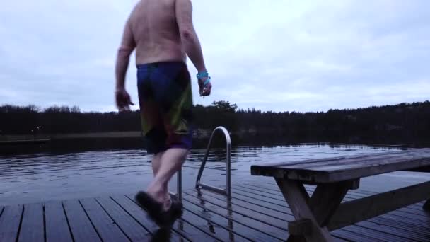 Stockholm Sweden Middle Aged Man Bathes Pond Sauna — Stock Video