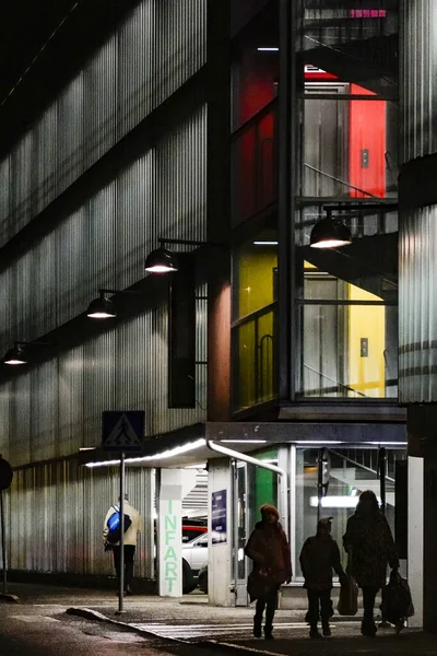 Estocolmo Suecia Los Peatones Por Noche Estacionamiento Del Centro Comercial —  Fotos de Stock