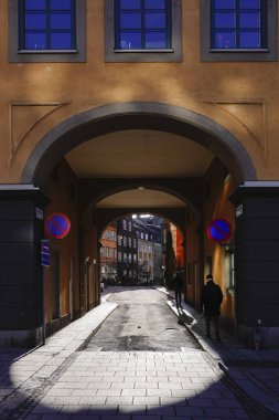 Stockholm, İsveçli yayalar Danderydsgatan 'da yürüyorlar. Birçok kişi Stockholm' ün en güzel caddesi olduğunu düşünüyor..