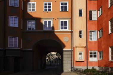 Stockholm, İsveçli yayalar Danderydsgatan 'da yürüyorlar. Birçok kişi Stockholm' ün en güzel caddesi olduğunu düşünüyor..