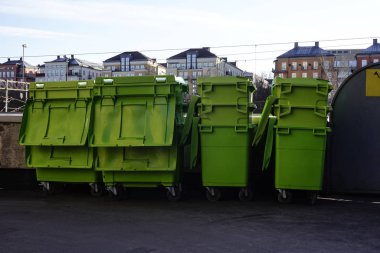 Stockholm, İsveç Endüstriyel Otoparktaki Yeşil Çöp Kutuları.