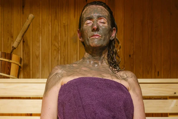 Žena Sauně Obličejovou Maskou — Stock fotografie